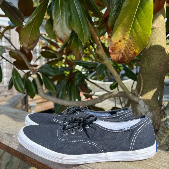 Ladies size 7 Keds sneakers, charcoal/ black canvas in good condition. - Picture 5 of 8